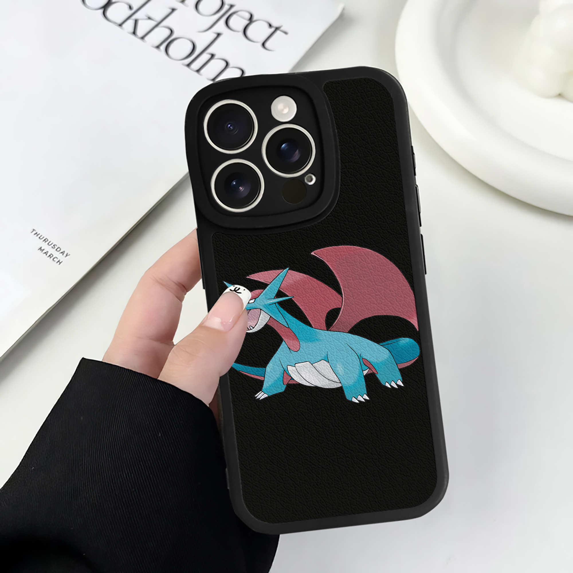 （画像用） ポケットモンスター Pokémon 【iPhone 16シリーズ対応】シリコンスマホケース（レザー調） 材質：シリコン